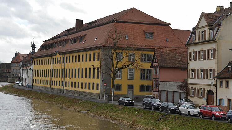 Blick von der Markusbrücke auf den Altbau der JVA am Leinritt.