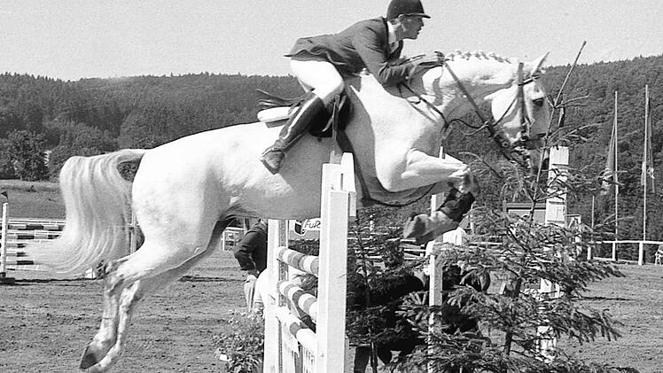 Reitturnier in Detter 1988: Im Bild Volker M&uuml;ller auf Filou.