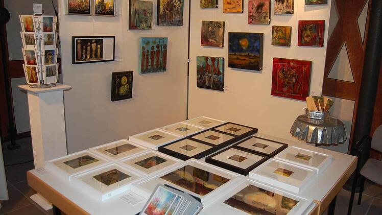 Porträts und Landschaftsmalerei findet man am Verkaufsstand von Lothar Gärtner.