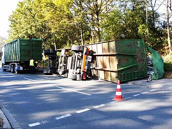 Ein voll beladener Anhänger kippt seitlich um.  Foto: Josef Hofbauer