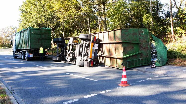 Ein voll beladener Anhänger kippt seitlich um.  Foto: Josef Hofbauer