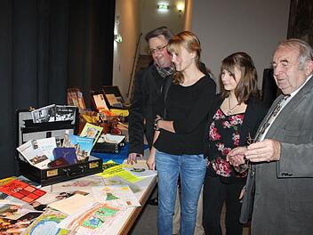 Der der ehemalige Landtagsabgeordnete und Stadtrat Heinz Hausmann (rechts) hat einen der Koffer gepackt - mit im Bild (von links) Pastoralreferent Matthias Simon, Annalisa Fischer und Dajana Ströhlein. Foto: Veronika Schadeck