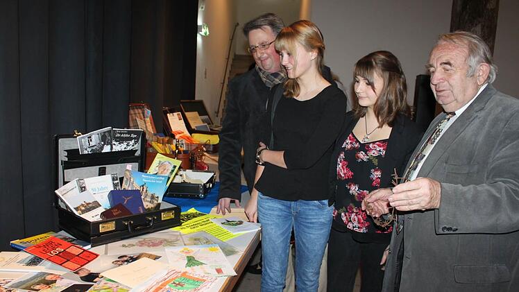 Der der ehemalige Landtagsabgeordnete und Stadtrat Heinz Hausmann (rechts) hat einen der Koffer gepackt - mit im Bild (von links) Pastoralreferent Matthias Simon, Annalisa Fischer und Dajana Ströhlein. Foto: Veronika Schadeck