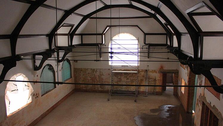 Blick in die ehemalige Turnhalle von der Empore aus.  Foto: Ulrike Nauer