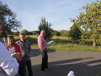 Gedanken, die sich Mitglieder des Bauausschusses des Gemeinderates Untermerzbach im September dieses Jahres für ein Neubaugebiet in Gereuth vor Ort gemacht hatten, mussten teilweise wegen Einspruchs durch den Bund Naturschutz zurückgenommen werden. Das Foto zeigt von links Bürgermeister Helmut Dietz, Ortssprecherin Marion Leonhardt sowie die Gemeinderäte Robert Bohla und Jürgen Fromm.Helmut Will