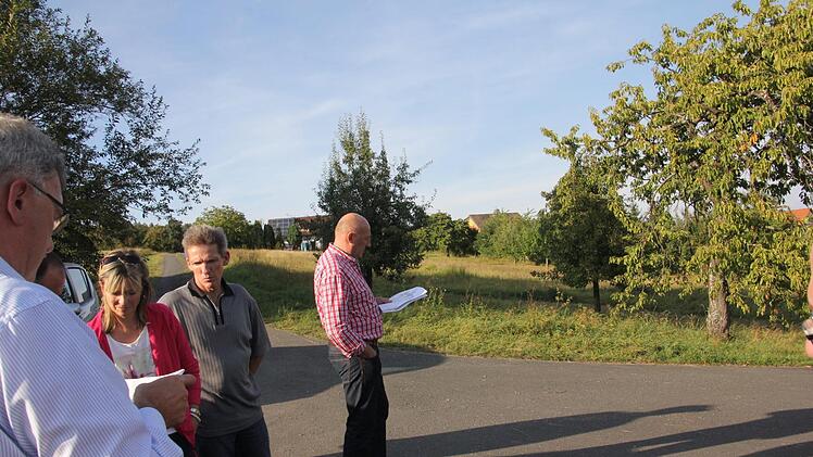 Gedanken, die sich Mitglieder des Bauausschusses des Gemeinderates Untermerzbach im September dieses Jahres für ein Neubaugebiet in Gereuth vor Ort gemacht hatten, mussten teilweise wegen Einspruchs durch den Bund Naturschutz zurückgenommen werden. Das Foto zeigt von links Bürgermeister Helmut Dietz, Ortssprecherin Marion Leonhardt sowie die Gemeinderäte Robert Bohla und Jürgen Fromm.Helmut Will
