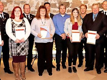 Die Geehrten und die Ehrenden: Tina Glotz, Claudia Engelhardt, Marianne Zimmermann, Peter Zimmermann, Nadja Glotz, Manfred Hartenfels, Georg Römer (vorne v. l.), Wolfgang Glotz, Jürgen Völlner, Thomas Bolzmann, Irene Häusler und Dieter Böck (hinten v. l.) Foto: Johanna Blum
