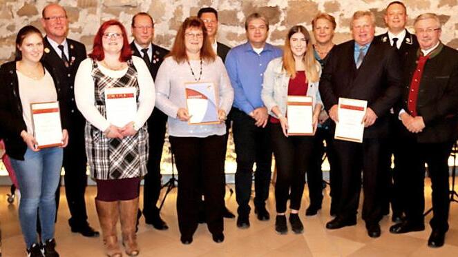 Die Geehrten und die Ehrenden: Tina Glotz, Claudia Engelhardt, Marianne Zimmermann, Peter Zimmermann, Nadja Glotz, Manfred Hartenfels, Georg Römer (vorne v. l.), Wolfgang Glotz, Jürgen Völlner, Thomas Bolzmann, Irene Häusler und Dieter Böck (hinten v. l.) Foto: Johanna Blum