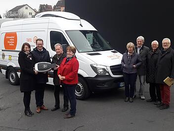 Sponsoren und Verantwortliche der Tafel freuten sich gleichermaßen über das neue Kühlfahrzeug. An der offiziellen Übergabe nahmen teil (von links): Sabine und Michael Schäfer, Hans-Jürgen Schelle, Brigitte Meyerdierks, Eva Zühlke, Klaus Hartmann, Otto Leidenberger und Armin Weidenthaler.Foto: Rolf Pralle