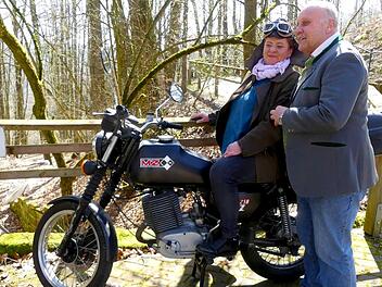Einen verliebten Opa (Walter Richter) und eine Oma (Sonja Bayer), die im Hühnerstall Motorrad fährt, erleben die Zuschauer bei der heutigen ersten Premiere der neuen Saison auf der Trebgaster Naturbühne.  Dieter Hübner