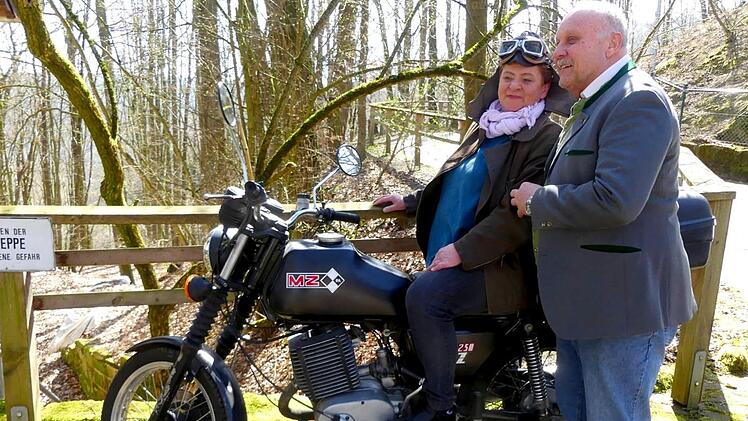 Einen verliebten Opa (Walter Richter) und eine Oma (Sonja Bayer), die im Hühnerstall Motorrad fährt, erleben die Zuschauer bei der heutigen ersten Premiere der neuen Saison auf der Trebgaster Naturbühne.  Dieter Hübner
