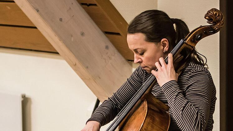 Die Cellistin Hanna Pyrozhkova probt mit dem Orchester der Musikfreunde Neustadt.Foto: Jochen Berger