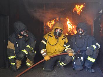 Für viele Atemschutzgeräteträger ist der feststoffbefeuerte Brandübungscontainer die erste reale und nahe Begegnung mit dem Feuer.Peter Rauch