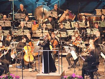 Zum Abschluss der Plassenburg-Open-Airs leitete Ljubka Biagioni im Schönen Hof die Nürnberger Symphoniker. Foto: Stephan-Herbert Fuchs