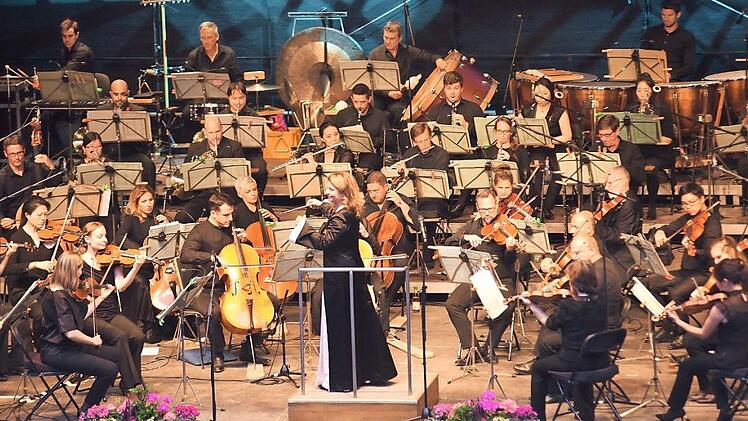 Zum Abschluss der Plassenburg-Open-Airs leitete Ljubka Biagioni im Schönen Hof die Nürnberger Symphoniker. Foto: Stephan-Herbert Fuchs
