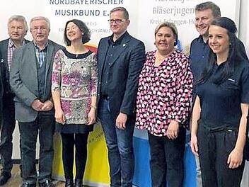 Der neue Vorstand (von links): Peter Persin, Bernhard Schwab, Georg Römer, Sandra Ebersberger, Clemens Vykydal, Heidrun Völlner, Steffen Schmidt, Linda Marquardt und Landrat Alexander Tritthart Foto: R. Sänger