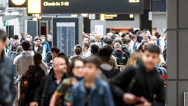 Vor und nach dem urlaub Stress und Gedr&auml;nge am Flughafen, das scheint derzeit unvermeidlich. Foto: Markus Scholz/dpa