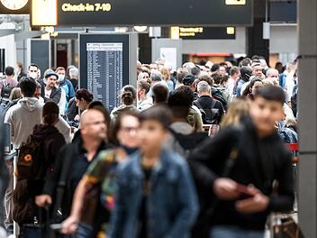 Vor und nach dem urlaub Stress und Gedränge am Flughafen, das scheint derzeit unvermeidlich. Foto: Markus Scholz/dpa