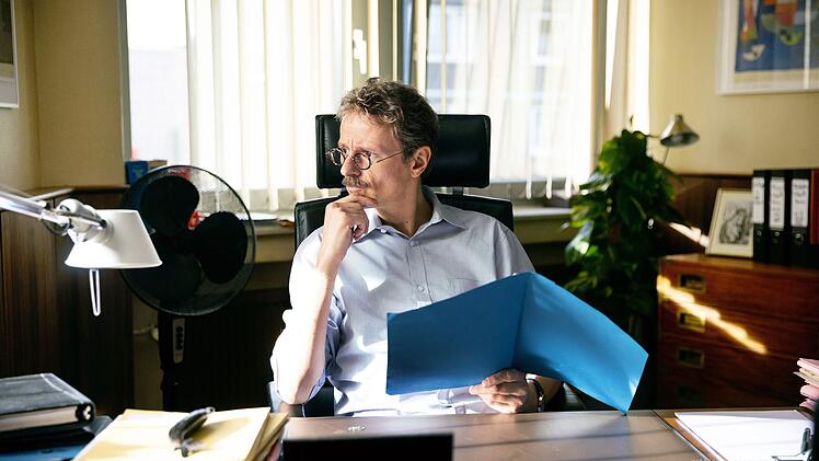 Alexander Scheer verk&ouml;rpert den Menschenrechtsanwalt Bernhard Docke als n&uuml;chternen, zuweilen leicht unterk&uuml;hlten Mann der Vernunft.