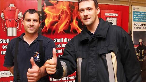 Übungsteilnehmer Peter Rehnert (links) und Jan Schmäling (rechts) setzen sich für den Nachwuchs bei der Feuerwehr ein.