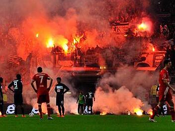 Berliner Fans haben in der Düsseldorfer Esprit-Arena während des Relegartionsspiels Bengalos gezündet. Foto: Marius Becker/dpa