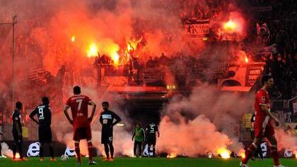 Berliner Fans haben in der Düsseldorfer Esprit-Arena während des Relegartionsspiels Bengalos gezündet. Foto: Marius Becker/dpa