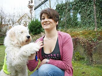 Wenn Sabrina Weinand eine Unterzuckerung droht, muss Marley sie wie bei dieser Übung mit der Pfote anstupsen. Fotos: Arkadius Guzy