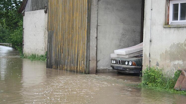 Wie ein Bach fließt das Hochwasser durch den Ort.