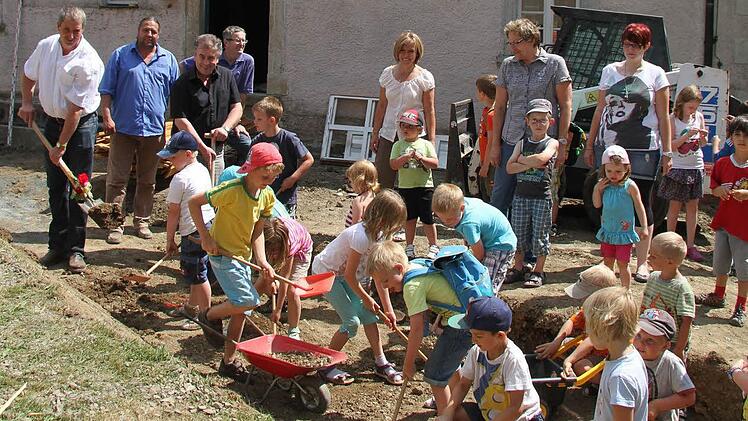 Mit großem Eifer helfen die Kinder beim Spatenstich für den Bau der Kinderkrippe und die Sanierung des Pressecker Kindergartens mit.