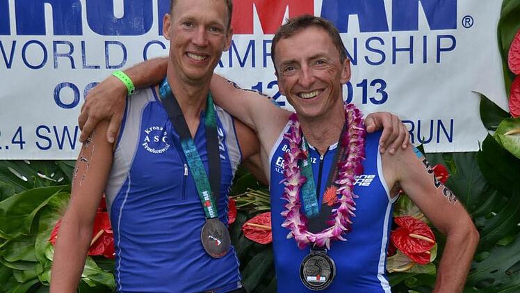 Erschöpft, aber glücklich: Silvester Kohlmann (links) und Thomas Geiger im Ziel.