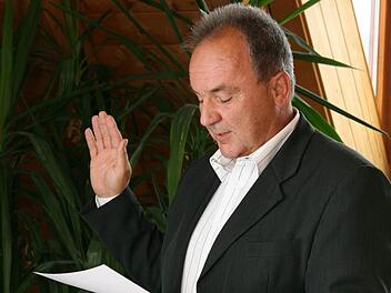 Mit einer Stimme Vorsprung wurde Klemens Wölfel (SPD), hier beim Amtseid, wiederum zum Zweiten Bürgermeister von Litzendorf gewählt. Foto: Werner Baier