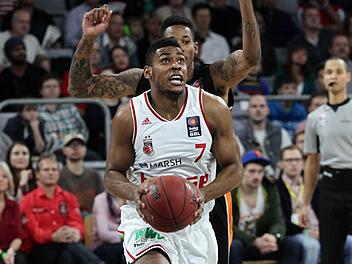 Ryan Thomspon (mit Ball) gewinnt das Duell gegen Will Clyburn um L&auml;ngen, nachdem der Ulmer zuletzt gro&szlig; aufgespielt hatte. Foto: sportpress