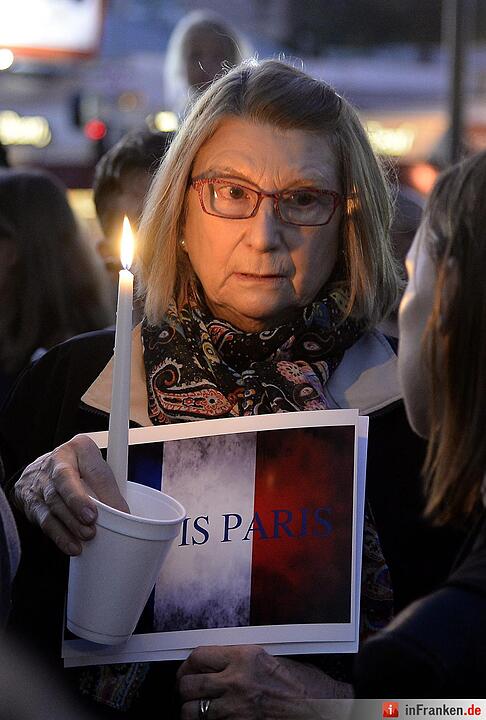 Weltweit gedenken Menschen den Opfer des Terrors von Paris