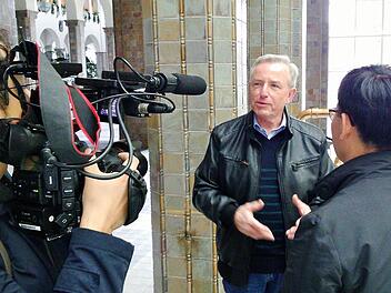 Sigismund von Dobschütz beim TV-Interview. Foto: ksvd