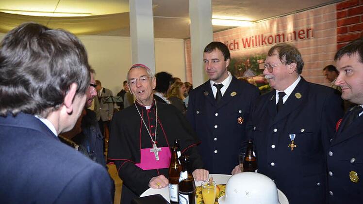 Hoch schätzt der Erzbischof die Arbeit der Freiwilligen Feuerwehren, deshalb nahm er sich viel Zeit zu einen Gespräch mit Kameraden der FFW Steinbach und interessierte sich für deren Anliegen. Foto: Karl-Heinz Hofmann