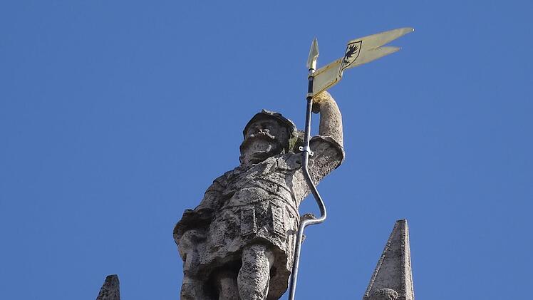 Auch diese Metallfahne auf dem Giebel Richtung Spitalgasse wurde restauriert.Foto: Jochen Berger