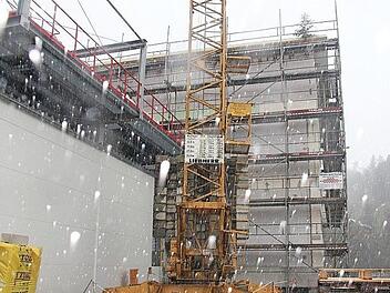 Richtfest mit Schneetreiben beim neuen Wom-Engagement in Ludwigsstadt Foto: Veronika Schadeck