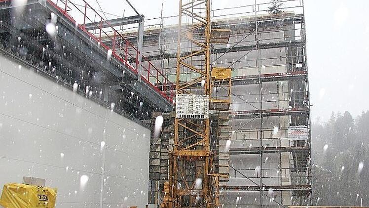 Richtfest mit Schneetreiben beim neuen Wom-Engagement in Ludwigsstadt Foto: Veronika Schadeck