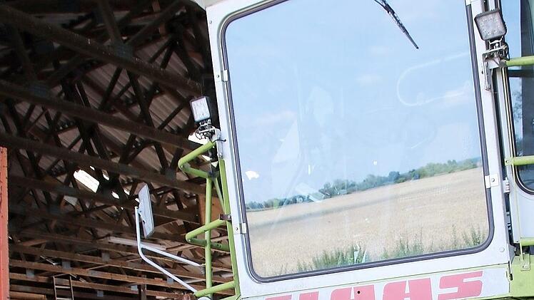 Landwirt Robert Hetterich aus Zeil ist froh, dass er einen eigenen Mähdrescher hat und nicht auf Lohnunternehmen angewiesen ist. So kann er auf die Wetterkapriolen schneller reagieren.  Foto: Katja Müller