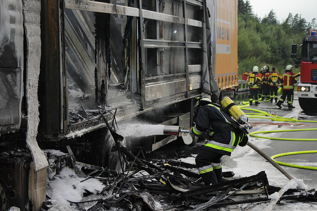 A9 bei Pegnitz: Sattelzug geht in Flammen auf