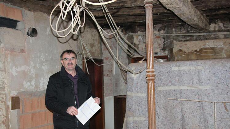 B&uuml;rgermeister Harald Hofmann erl&auml;utert die Neuerungen, vom gr&ouml;&szlig;eren Durchgang bis zum neuen Holzpelletofen. Das gro&szlig;e Umbaukonzept gibt es erst mit ISEK in ein paar Jahren.Kerstin V&auml;th