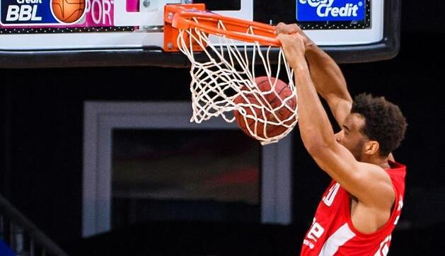 Bamberg Kapitän Elias Harris erzielt per Dunking zwei siener 16 Punkte. Der Ex-Bamberger Johannes Thiemann kommt zu spät. Foto: Daniel Löb/Poo via Kevin Voigt/Jan Hübner