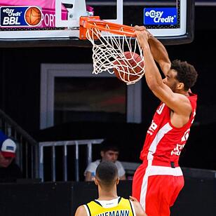 Bamberg Kapitän Elias Harris erzielt per Dunking zwei siener 16 Punkte. Der Ex-Bamberger Johannes Thiemann kommt zu spät. Foto: Daniel Löb/Poo via Kevin Voigt/Jan Hübner