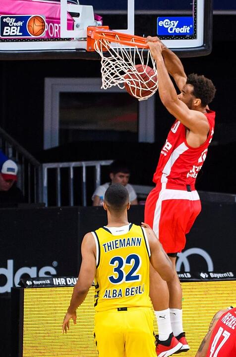 Bamberg Kapitän Elias Harris erzielt per Dunking zwei siener 16 Punkte. Der Ex-Bamberger Johannes Thiemann kommt zu spät. Foto: Daniel Löb/Poo via Kevin Voigt/Jan Hübner