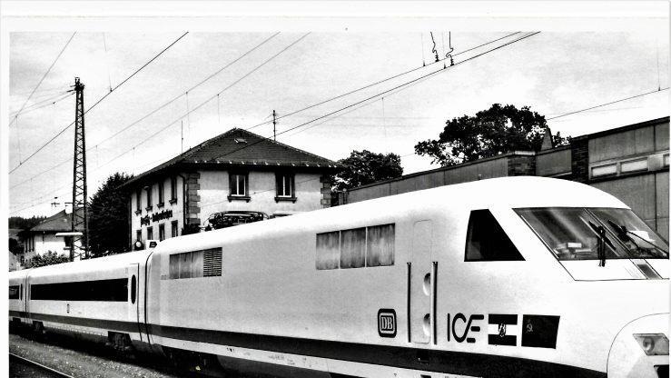 Der erste ICE, der in den 90er-Jahren durch Pressig donnerte.Repro: Gerd Fleischmann