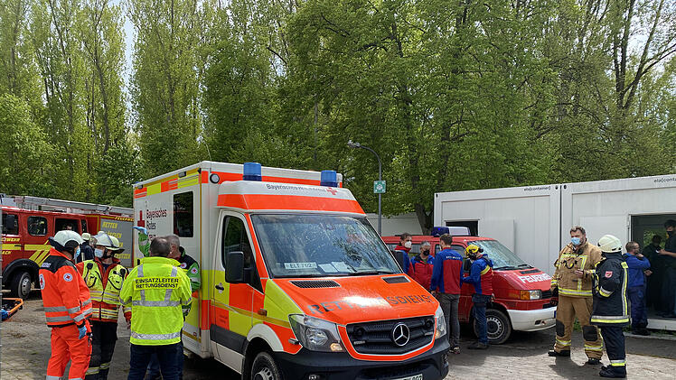 An der Mainschleuse bei Limbach (Landkreis Haßberge) ist es am Mittwoch, 19.05.2021, zu einem schweren Arbeitsunfall gekommen. Ein Mann stürzte von einem Gerüst in die Tiefe und prallte auf den Betonboden.