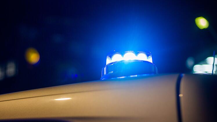 "Durchgedrehter" Mann l&auml;sst bei Autofahrt auf A70 Bein aus Fenster h&auml;ngen - Polizei muss ihn einkeilen