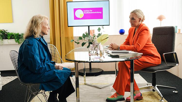 Um ein Realitystar zu werden, meldet sich Maren Kroymann (links) im "Institut für Realitätsentwicklung" an. Dessen Leiterin Natascha Ochsenknecht nimmt sie unter ihre Fittiche.