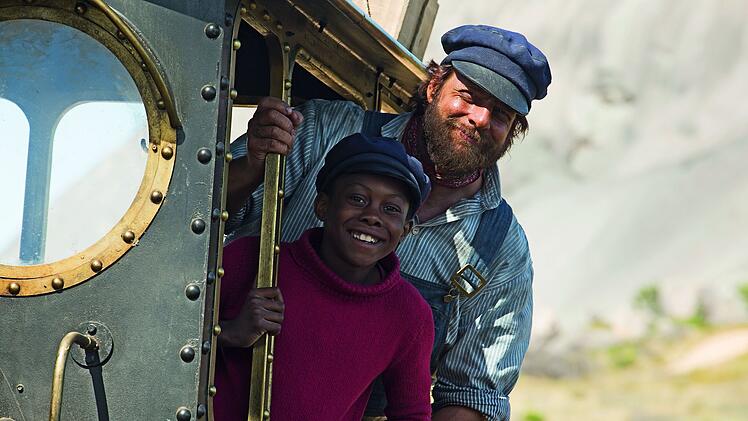 Jim Knopf (Solomon Gordon, vorne) und Lukas (Henning Baum) sind mit Lokomotive Emma unterwegs.