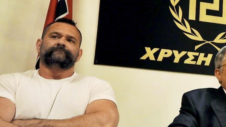 Der Chef der rechtsextremen griechischen Partei Chrysi Avgi, Nikos Michaloliakos (rechts) bei einer Kundgebung in Athen Foto: dpa